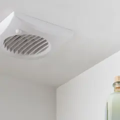 Ventilatore da soffitto bianco con pale elicoidali, discreto e funzionale per un ambiente fresco.