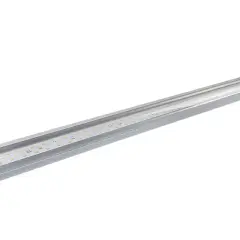 Un lungo tubo a neon con strisce LED interne, ideale per illuminare spazi di lavoro o serre.