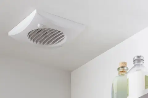 Ventilatore da soffitto bianco con pale elicoidali, discreto e funzionale per un ambiente fresco.