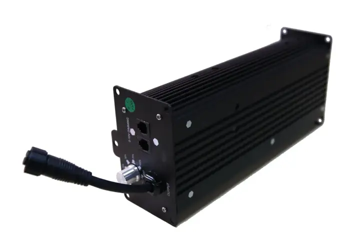 Alimentatore elettronico nero con manopola di regolazione e connettori, ideale per controllare l'intensità luminosa.