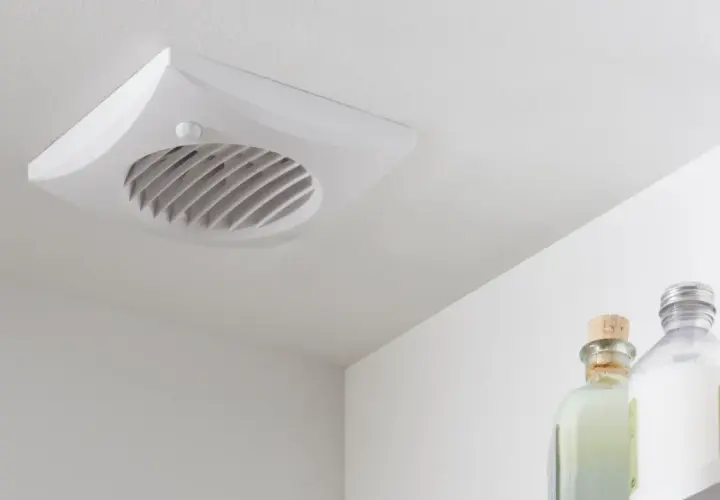Ventilatore da soffitto bianco con pale elicoidali, discreto e funzionale per un ambiente fresco.