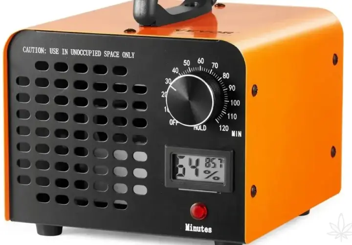 Ozonizzatore per eliminare la muffa, con timer e display umidità. Avvertenza: usare solo in spazi non occupati.