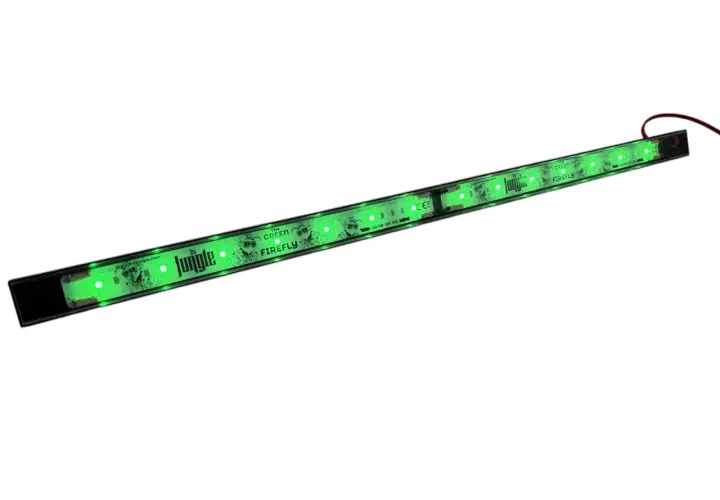 Barra luminosa a LED con scritta "The Green Firefly" e grafica stilizzata, emette una brillante luce verde.