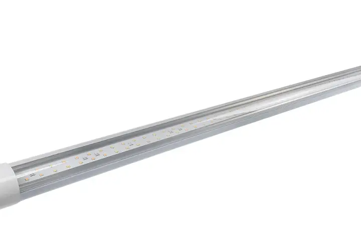 Un lungo tubo a neon con strisce LED interne, ideale per illuminare spazi di lavoro o serre.