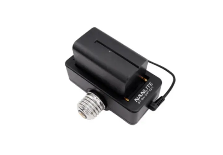 Adattatore Nanlite con attacco E27, ideale per alimentare luci LED con batterie.