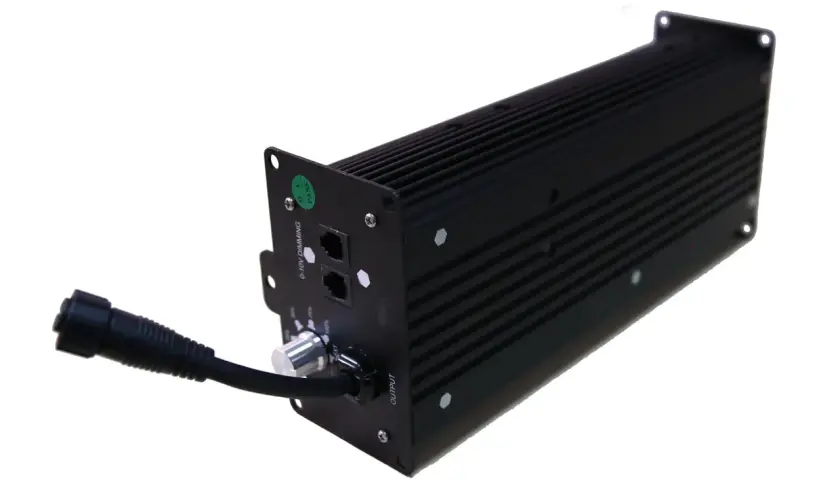 Alimentatore elettronico nero con manopola di regolazione e connettori, ideale per controllare l'intensità luminosa.