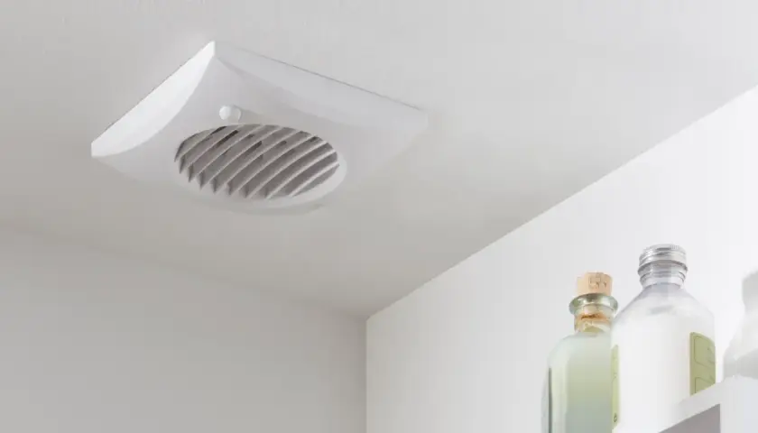 Ventilatore da soffitto bianco con pale elicoidali, discreto e funzionale per un ambiente fresco.