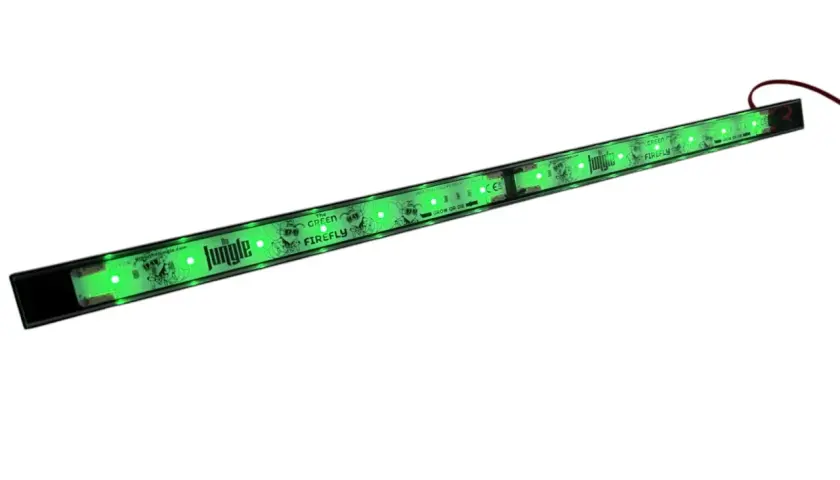 Barra luminosa a LED con scritta "The Green Firefly" e grafica stilizzata, emette una brillante luce verde.