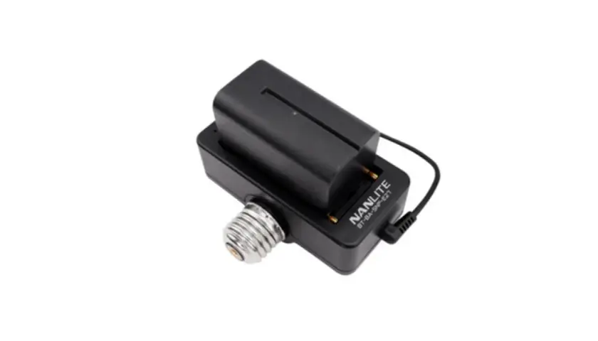 Adattatore Nanlite con attacco E27, ideale per alimentare luci LED con batterie.