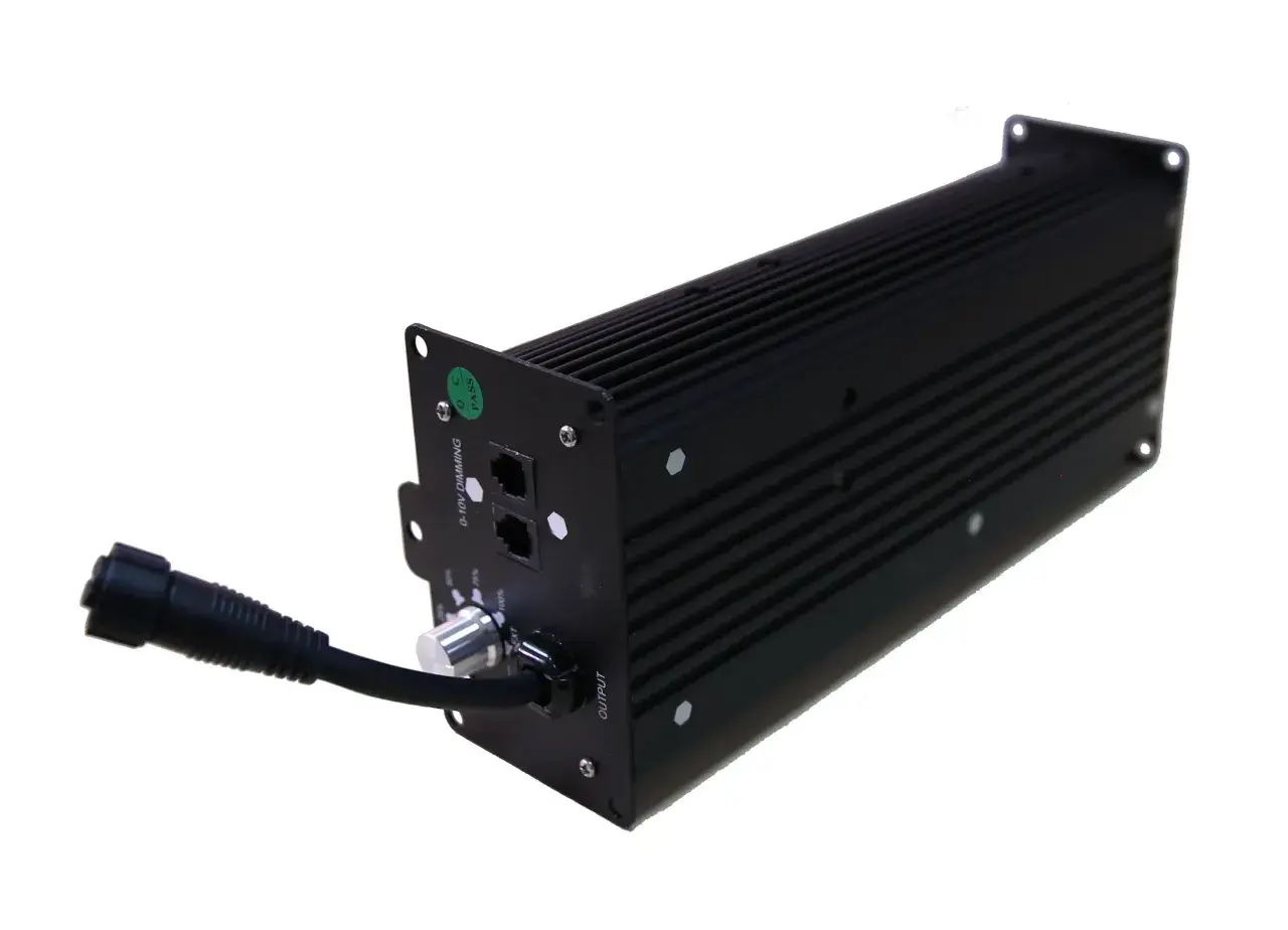 Alimentatore elettronico nero con manopola di regolazione e connettori, ideale per controllare l'intensità luminosa.