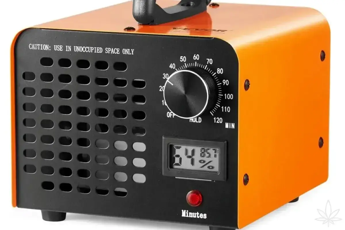 Ozonizzatore per eliminare la muffa, con timer e display umidità. Avvertenza: usare solo in spazi non occupati.
