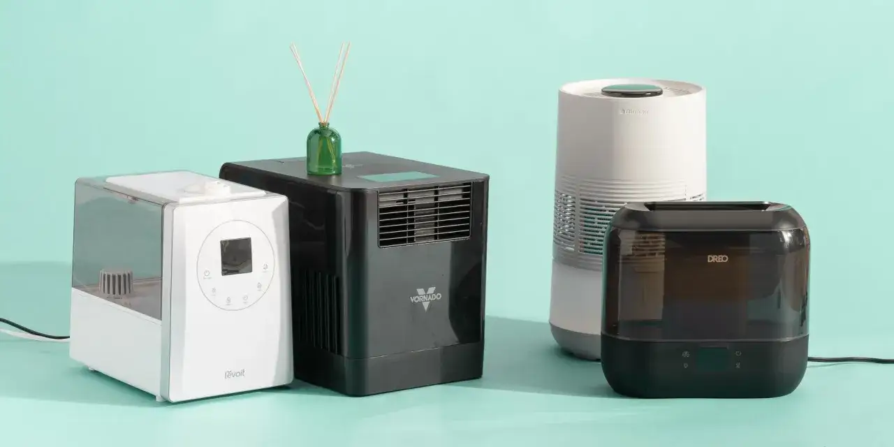 Quattro apparecchi per il controllo dell'aria: un umidificatore Levoit, un Vornado, un purificatore Blueair e un deumidificatore Dreo.