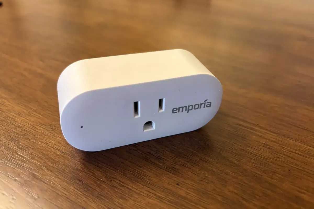 Spina Emporia per misurare consumo elettrico, utile per monitorare l'energia in casa.
